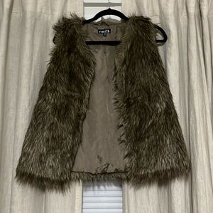 Rue 21 fur vest